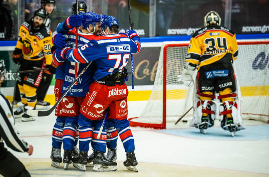 Oskarshamns Ahti Oksanen jublar med lagkamrater