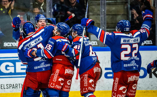 Oskarshamns Lukas Pilö jublar med lagkamrater