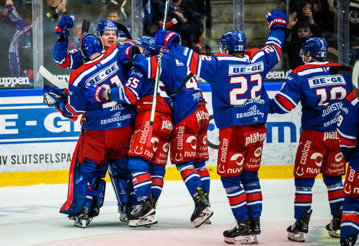 Oskarshamns Lukas Pilö jublar med lagkamrater