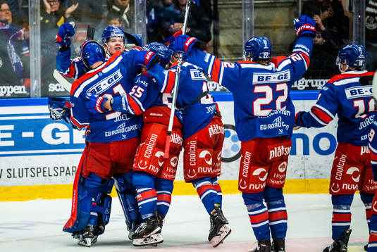 Oskarshamns Lukas Pilö jublar med lagkamrater