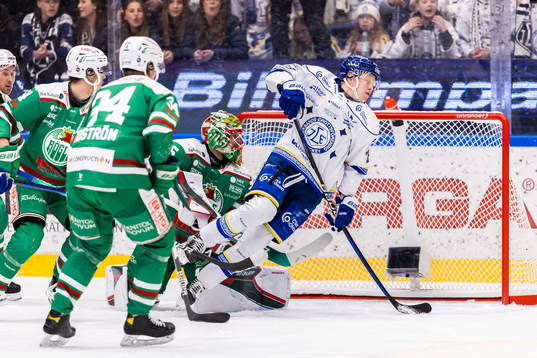 Leksands Emil Heineman oroar mot Rögles målvakt