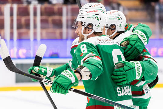 Rögles Linus Sandin jublar med lagkamrater