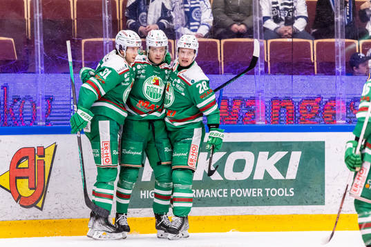 Rögles Tony Sund (m) jublar med Adam Tambellini och Anton