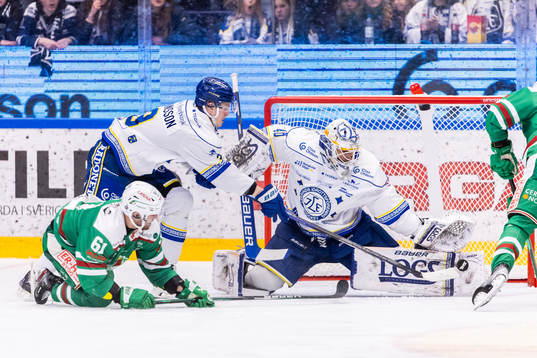 Rögles Ludvig Larsson oroar mot Leksands Anton Johansson