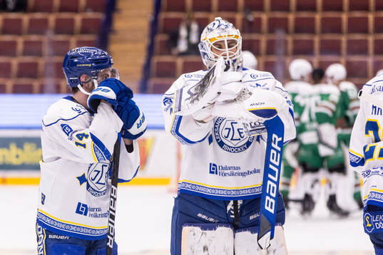 Leksands Oskar Lang och målvakt Mantas Armalis deppar