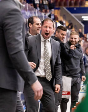 Rögles tränare Cam Abbott jublar