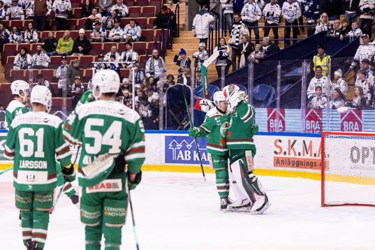Rögles Michael Kapla och målvakt Christoffer Rifalk jublar