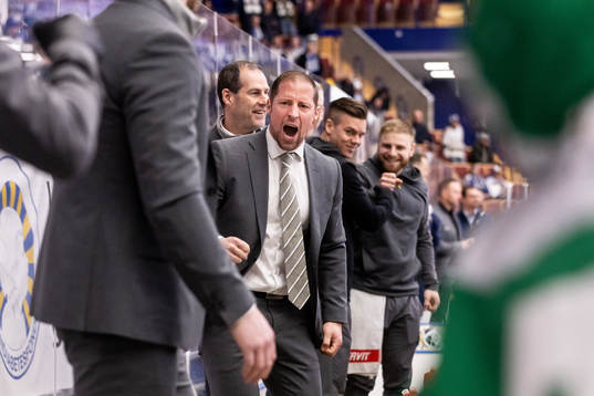Rögles tränare Cam Abbott jublar