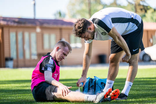 David Edvardsson får kylsprej av fystränare Sebastian
