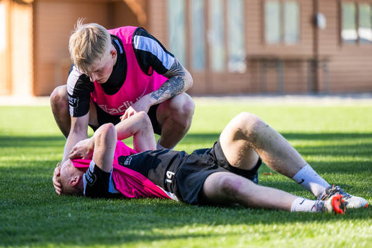 Melker Widell ser till David Edvardsson som har ont