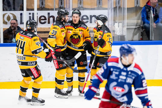 Luleås Juhani Tyrväinen jublar med lagkamrater