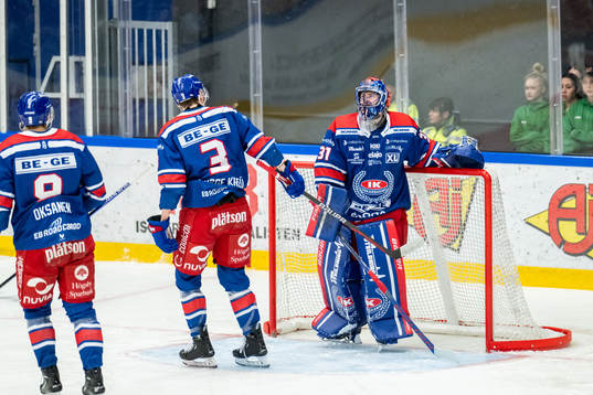 Oskarshamns målvakt Tim Juel deppar