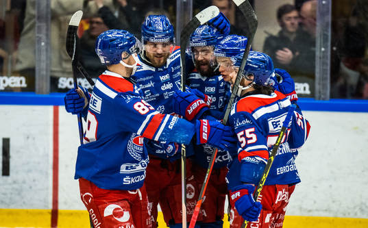 Oskarshamns Antti Suomela jublar med lagkamrater