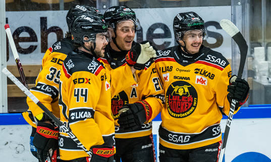 Luleås Juhani Tyrväinen jublar med lagkamrater