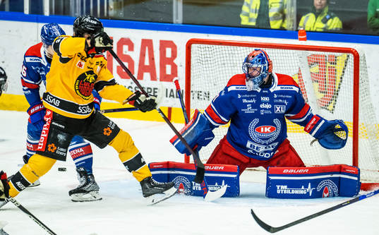 Luleås Juhani Tyrväinen och Oskarshamns målvakt Tim Juel
