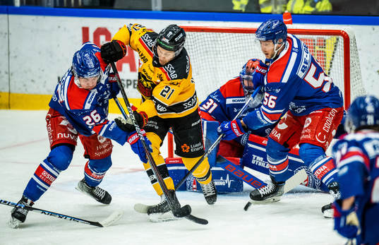 Oskarshamns Lukas Pilö och Robin Norell mot Luleås Juhani