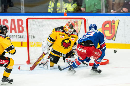 Oskarshamns Jiri Smejkal med målchans mot Luleås målvakt