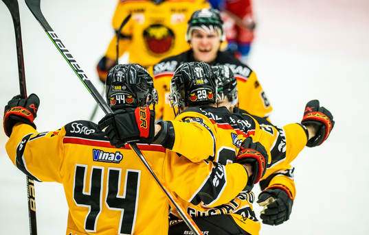 Luleås Erik Gustafsson jublar med lagkamrater