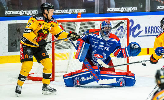 Luleås Juhani Tyrväinen och Oskarshamns målvakt Tim Juel