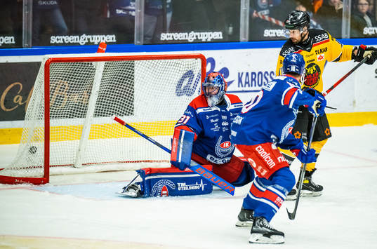 Luleås Erik Gustafsson (ej i bild) gör 1-2 bakom