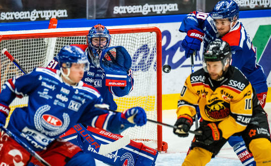 Oskarshamns målvakt Tim Juel mot Luleås Einar Emanuelsson