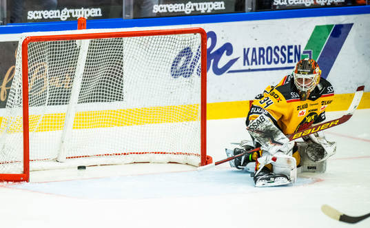 Oskarshamns Ahti Oksanen (ej i bild) gör 2-2 bakom Luleås