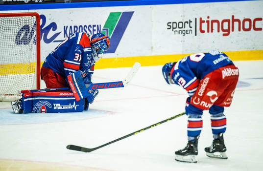 Oskarshamns målvakt Tim Juel och Jiri Smejkal deppar