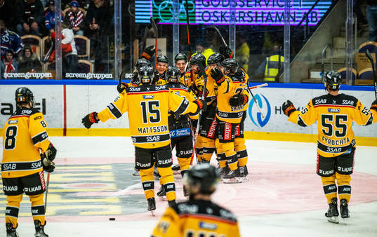 Luleås Joonas Rask jublar med lagkamrater