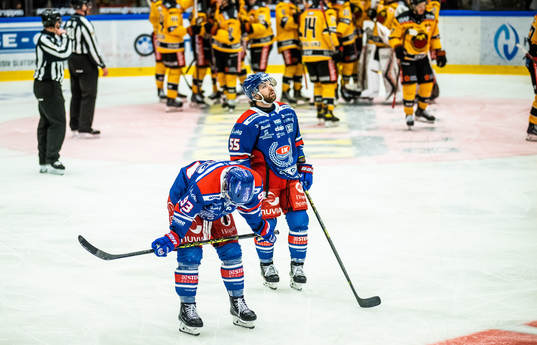 Oskarshamns Cameron Brace och David Quenneville deppar