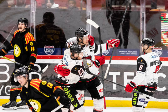 Malmö Redhawks Oliver Lauridsen jublar ihop med