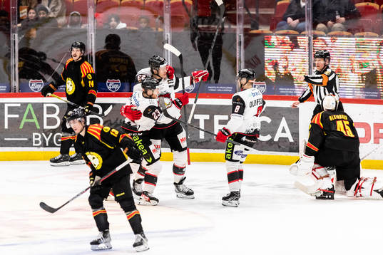 Malmö Redhawks Oliver Lauridsen jublar ihop med
