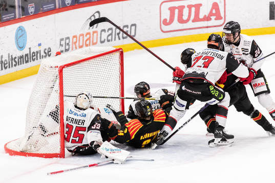 Oroligt framför Malmö Redhawks målvakt Adam Werner när