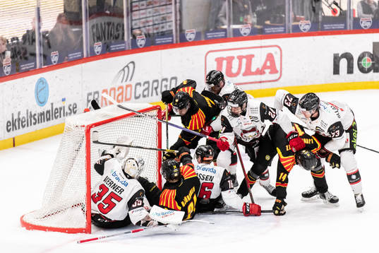 Oroligt framför Malmö Redhawks målvakt Adam Werner när