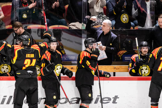 Brynäs assisterande tränare Anders Carlsson jublar