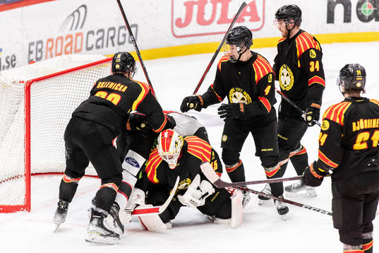 Malmö Redhawks Emil Sylvegård oroar vid Brynäs målvakt