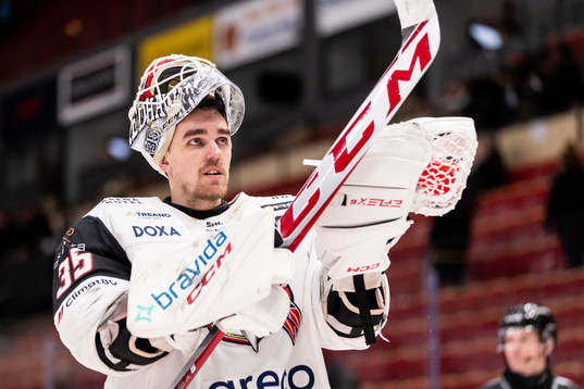 Malmö Redhawks målvakt Adam Werner jublar