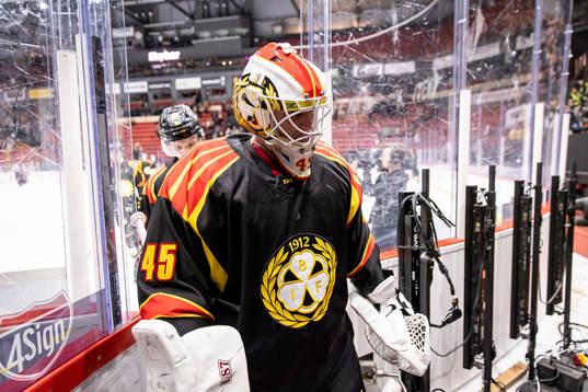 Brynäs målvakt Jussi Olkinuora deppar