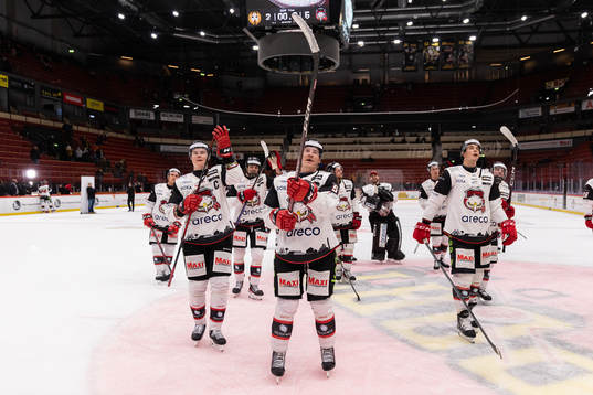 Malmö Redhawks spelare jublar