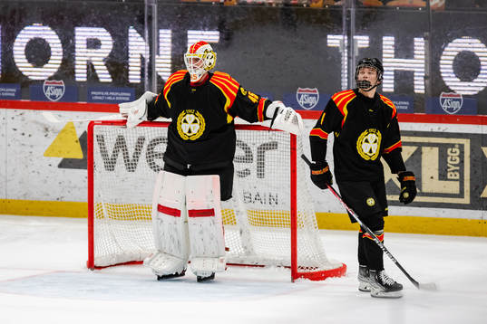 Brynäs målvakt Jussi Olkinuora och Theo Lindstein deppar