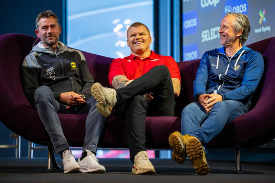 André Bergdølmo of LSK Kvinner, John Arne Riise of