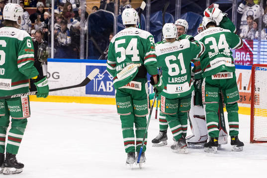 Rögles spelarna jublar