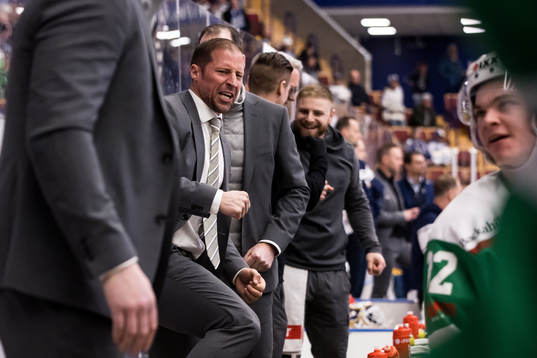 Rögles tränare Cam Abbott jublar