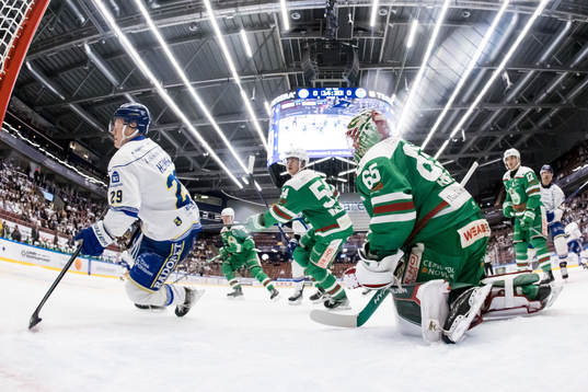 Leksands Emil Heineman och Rögles målvakt Christoffer