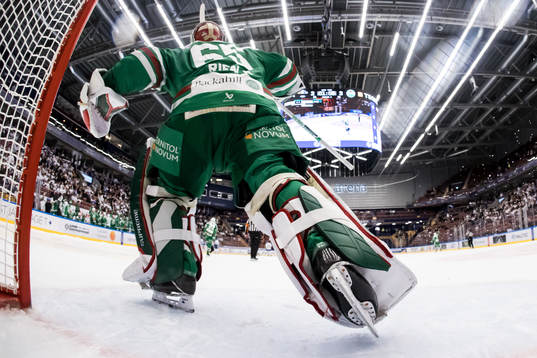 Rögles målvakt Christoffer Rifalk jublar