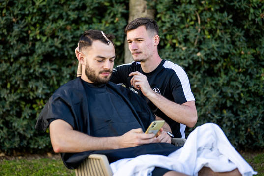 Landskronas fystränare Sebastian Ceder får håret klippt