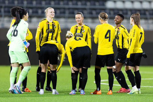 Häckens spelare samlade innan träningsmatchen i fotboll