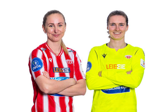 Hanna Dahl and goalkeeper Siri Ervik of Avaldsnes pose for