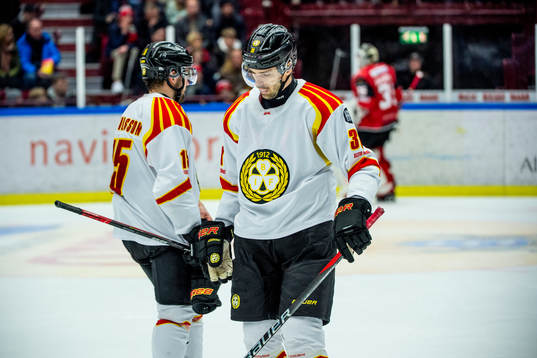Brynäs Simon Bertilsson och Mikko Niemelä  deppar