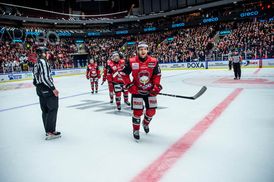 Malmö Redhawks Pathrik Westerholm jublar med lagkamraterna