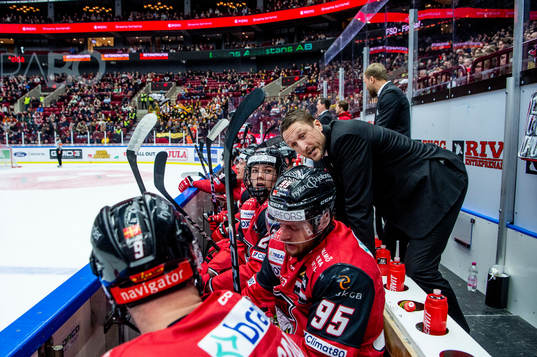 Malmö Redhawks tränare Tomas Kollar med spelarna